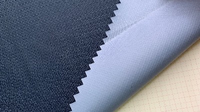 戶外沖鋒衣定做的滌綸面料和錦綸面料哪個(gè)好？